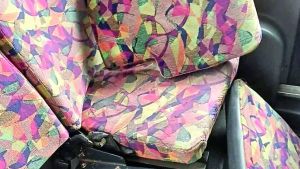 Sedute divelte sui bus, tappezzerie rotte. Un anno di vandalismi è costato a Mom 15 mila euro