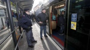 Derubano anziano sul tram ma c’erano gli agenti: arrestati