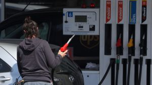 Zašto građani Srbije uvek plaćaju najvišu cenu goriva u regionu?