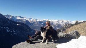 Alberto Fanoni, l’artigiano che cura gratis il borgo di Savogno: “Custode di ogni trave e crepa”