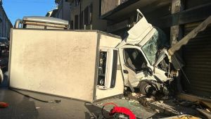 Pullman carico di studenti delle medie si schianta contro un camioncino a Stradella