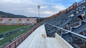 Stadio Curi, la Curva chiusa tutto il prossimo campionato. Al via il posizionamento dei gradoni in Tribuan Est, poi tocca alla Nord