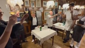 Oca Bianca a Treviso, l'ultimo brindisi e la commozione dei titolari