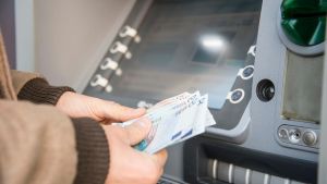 Prelievo al bancomat: quanto puoi ritirare e quando scattano i controlli, le regole 2026