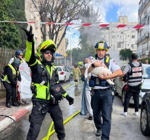 8 lightly hurt by cluster bombs in central Israel as Iranian attacks persist across region