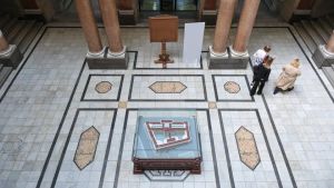 Massacra di botte la sua compagna: «Ha iniziato lei, eravamo ubriachi»