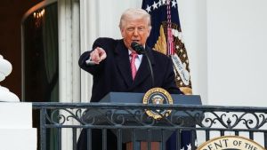 Od golf-klubova do zgrada saveznih agencija: Šta sve nosi Trampovo ime, lik, potpis…