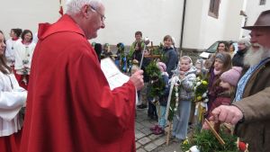 Pfarrer Adolf Buhl eröffnet mit Palmweihe die kirchlichen Feiern zum Osterfest