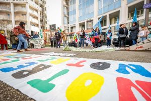 Plus de 250 enseignants, parents et élèves pour dénoncer les suppressions de postes dans les Pyrénées-Atlantiques