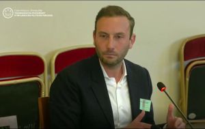 Devant les sénateurs, le bras droit de Pierre-Édouard Stérin Edward Whalley défend l’école privée catholique