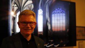 Festakt für neue Sonderausstellung: Pfarrer stellt visionäres Fenster vor
