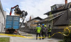 Bilanca uničujočega vetroloma: poškodovanih 1123 objektov, na terenu pomagalo 717 enot