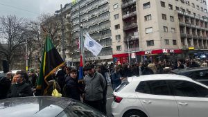 (UŽIVO) Nakon intervencije Policijske brigade kod Rektorata, građani ih potisnuli do Trga Republike, jedan mladić priveden (FOTO, VIDEO)