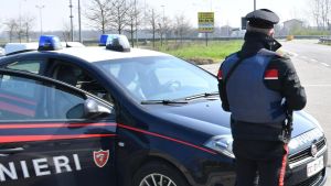 «Datemi dieci euro» I genitori si rifiutano e lui picchia il padre