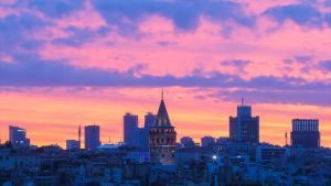 Her sabahı övmeyelim de dizimizi mi dövelim?