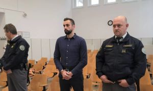 Pretep v zaporu: brutalni ropar toži nekdanjega sojetnika