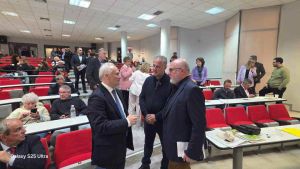 Ο υφυπουργός παρέµεινε ...