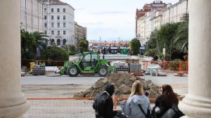 Lavori in piazza Sant’Antonio a Trieste, protestano gli ambulanti: «Spostateci in Ponterosso»
