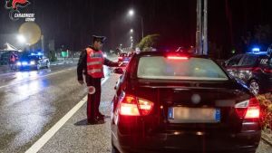 Udine, ubriaco molesta clienti in un bar e aggredisce i carabinieri: denunciato