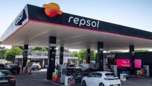 Repsol aviva la batalla de los descuentos en gasolineras y amplía las rebajas extra por la guerra