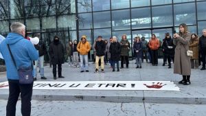 Zaposleni na RTV-u održali protest zbog napada na novinare: „Danas solidarnost – sutra opstanak“