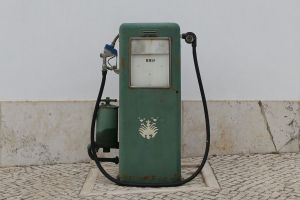 A guerra lá fora, a conta cá dentro