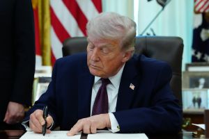 Трамп объявил о победе над Ираном, пока Тегеран унижает армию США, раскалывает НАТО и зарабатывает на нефти