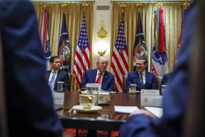 (GLOBALNA ARENA) Kolumna Carla Bildta: Trump spodkopava svojo lastno varnostno strategijo