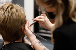 Schrikachtig gedrag, bulten op het hoofd: kappers krijgen hulp bij het signaleren van geweld