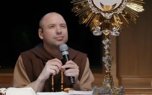 O milagre de todas as manhãs: Rosário do Frei Gilson está salvando o Brasil