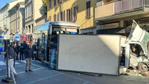 Guasto al pullman carico di studenti Schianto in via Trento: feriti e paura