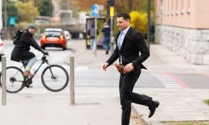 Prvi april: Golob ni prepustil mandatarstva Stevanoviću, znak NLB na TR3 še ostaja