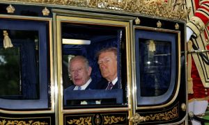 Kralj prihaja k Trumpu, ta pa ne neha kritizirati Britanije