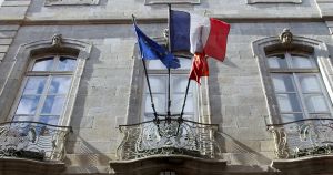 Retrait du drapeau de l’UE par des maires RN : un geste qui révèle la profonde hypocrisie du parti sur l’Europe, par Valérie Hayer