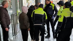 Con il cane chiedono l’elemosina, vigili minacciano il sequestro. Scatta la rivolta: «Lasciateli stare»