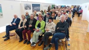 Skulpturen, Collagen und Aquarelle: Besuchern gefällt künstlerische Vielfalt in der Bodanrückhalle