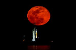 « Il s’agit assurément d’une mission test » : après un décollage sans encombres, la fusée Artemis 2 en route vers la Lune