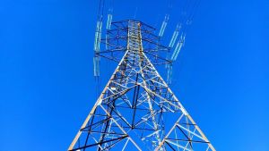 Un mercado eléctrico loco en el mes de la guerra: diferencias de 200 euros en un día, costes récord por el plan ‘antiapagón', 130 horas con precios negativos