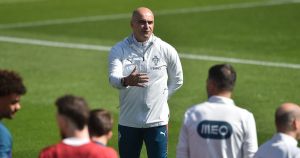 Criticar de barriga cheia