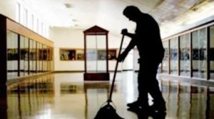 Doveva sorvegliare gli alunni, invece era al bar a bere alcolici e a giocare alle slot: bidello condannato