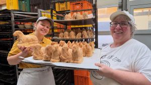 Wie wird ein Osterlamm hergestellt? Singener Traditions-Bäckerei zeigt, wie es geht