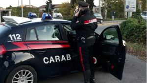 Aggressione al bar Laghetto di Brugine: un uomo ha minacciato il titolare con un paio di forbici