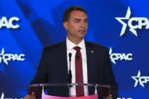 Flávio Bolsonaro expõe o projeto de entrega do Brasil a Trump