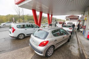 « C’est la fête du bidon » : avec la hausse des prix du carburant, les stations-service espagnoles prises d’assaut par les Français