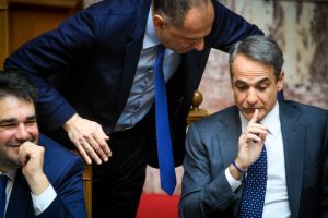 Η κανονικοποίηση των σκανδάλων και τα όρια της αντιπολίτευσης