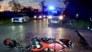Auto contro moto, gravissimo un 20 enne