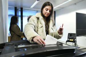 Meer vrouwen, dezelfde macht: waarom de gemeenteraadsverkiezingen van 2026 laten zien dat representatie niet genoeg is