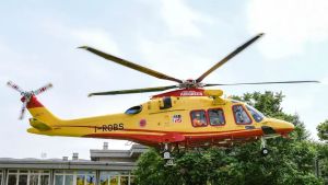 Diciottenne in moto si schianta contro un pullman