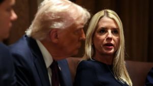 Trump destituye a su fiscal general, Pam Bondi