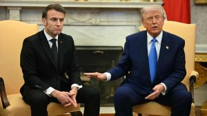 Trump-Macron, lite senza fine. Il tycoon: “La moglie lo tratta male”. Il francese: “Non può continuare a contraddirsi”